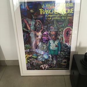 Puede incluir: Un cartel colorido que anuncia una exposición de arte titulada "Tranchee Racine" en La Halle Saint Pierre de París. El cartel presenta una pintura surrealista y abstracta con una figura humana y criaturas de otro mundo.