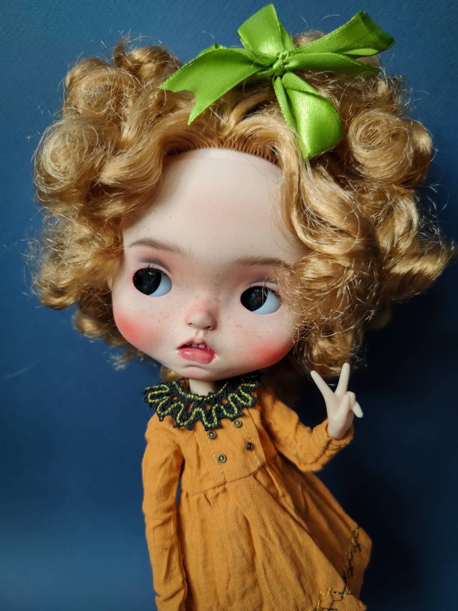 Custom Blythe doll blonde curly hair face sculpting Blythe | Etsy