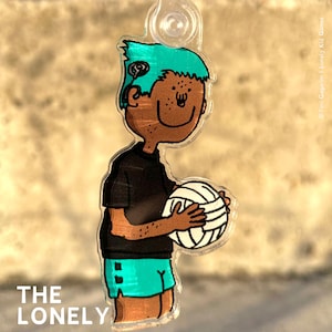 Könnte beinhalten: Eine Comicfigur mit blauen Haaren und einem schwarzen Shirt hält einen weißen Volleyball. Die Figur trägt blaue Shorts mit weißen Punkten. Der Hintergrund ist ein verschwommenes Bild einer Wand.