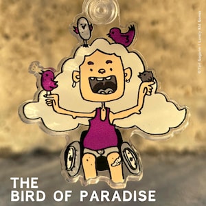 Könnte beinhalten: Eine bunte Cartoon-Illustration einer Person im Rollstuhl mit weißen Haaren und einem lila Tanktop. Die Person ist von kleinen Vögeln umgeben und der Text "THE BIRD OF PARADISE" befindet sich unter dem Bild.