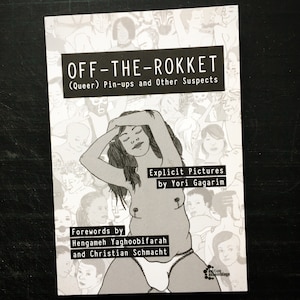 Könnte beinhalten: Ein schwarzer und weißer Buchumschlag mit dem Titel "OFF-THE-ROKKET (Queer) Pin-ups and Other Suspects". Der Umschlag zeigt eine Schwarzweißillustration einer Frau mit erhobenen Armen über dem Kopf. Der Text "Explicit Pictures by Yori Gagarim" ist unter der Illustration gedruckt. Der Text "Forewords by Hengameh Yaghoobifarah and Christian Schmacht" ist unter dem Titel gedruckt.