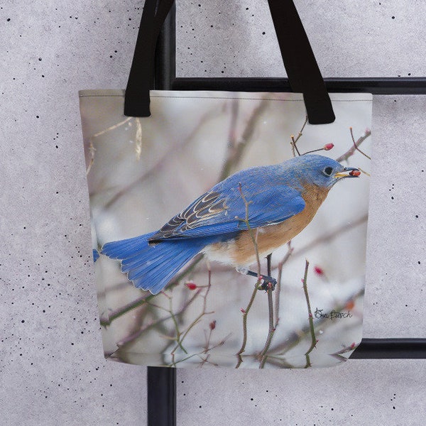 Bluebird sur un sac fourre-tout de branche Bluebird sur un sac à provisions De branche (fr)  Bluebird sur un sac de marché de branche