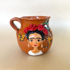 Taza Frida, Taza de arcilla polimérica hecha a mano, Taza artesanal de cerámica, Arte Frida, Frida Kahlo, Taza mexicana, Regalos para latinas, Amantes de Frida, Taza de México