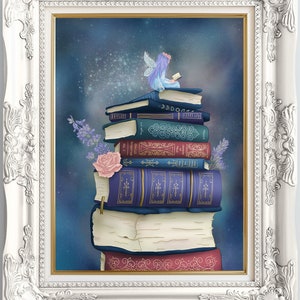 Peut inclure: Une fée aux ailes bleues et à la robe violette est assise sur une pile de livres anciens sur un fond bleu foncé étoilé. Les livres ont des motifs ornés et sont empilés en forme de tour.