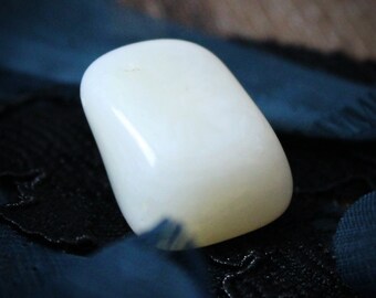 White opal tumble - Genuine common opal - Natural crystal - NOT man-made - Ethically sourced - Tumbled stone - Healing crystal - Cream rock
