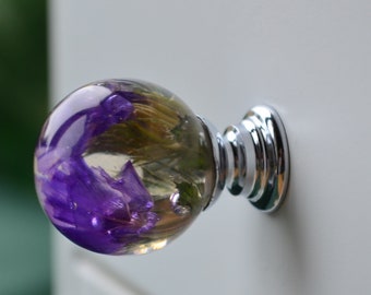 Bouton de tiroir fabriqué à la main : vraie fleur pourpre foncé, base argentée