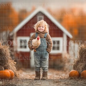 Peut inclure: Un enfant vêtu d'un pull marron et d'une salopette en jean tient une poule devant une grange rouge. Des bottes de foin et des citrouilles composent une scène de récolte automnale.