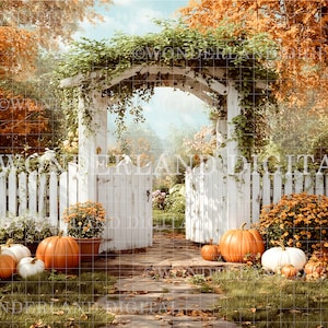 Puede incluir: Una pintoresca escena otoñal con una valla blanca y una puerta abierta que conduce a un jardín. Calabazas de varios tamaños y colores están dispuestas sobre la hierba. La escena está enmarcada por árboles con follaje naranja y amarillo.