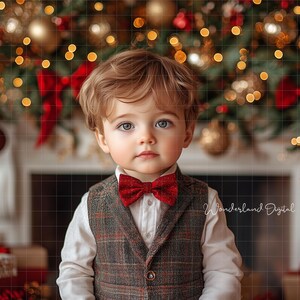 以下が含まれることがあります： 白いシャツ、チェック柄のベスト、赤い蝶ネクタイを着た幼い子供が、クリスマスの木の前に立っています。背景にはお祝いの飾り付けがあり、「Wonderland Digital」の文字があります。