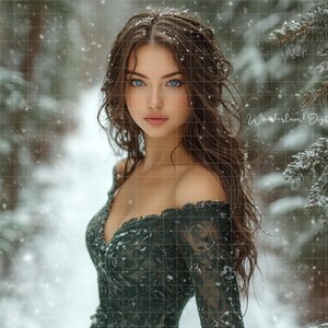 Peut inclure: Une femme aux longs cheveux bruns et aux yeux bleus, vêtue d'une robe vert foncé à épaules dénudées, se tient dans une forêt enneigée. Des flocons de neige tombent autour d'elle et des arbres à feuilles persistantes. L'image a une qualité douce et rêveuse.