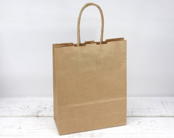 Bolsas de papel kraft marrón con asa giratoria para fiestas y regalos con asas retorcidas.