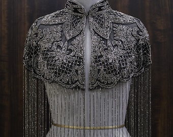 Capa nupcial gris plomo con cuentas: ideal para bodas y eventos nocturnos.