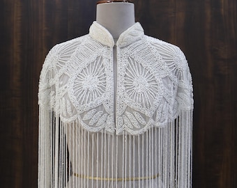 Capa nupcial blanca/plateada con cuentas: Chaqueta corta para bodas y eventos nocturnos.