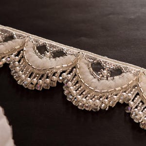 Borde de encaje con flecos de perlas festoneadas en blanco roto: Borde de lehenga india (5,5 cm de ancho)