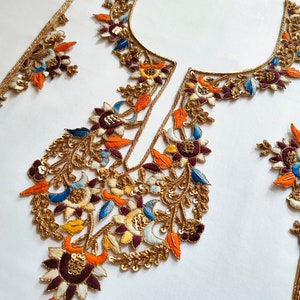 Può includere: Bordatura ricamata in oro con motivi floreali in tonalità di blu, arancio, bianco e marrone. Il bordo è perfetto per aggiungere un tocco di eleganza agli abiti o ai progetti di arredamento della casa.
