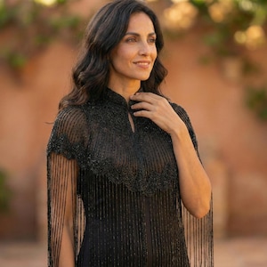 Capa de novia con cuentas negras profundas: vestido para bodas y fiestas