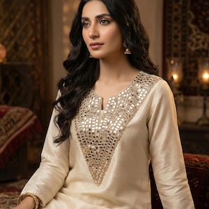 Puede incluir: Un juego de tres tazas de cerámica con un acabado mate moteado. Las tazas son de color crema, gris claro y gris oscuro. Cada taza tiene un diseño simple y minimalista y un asa redondeada.