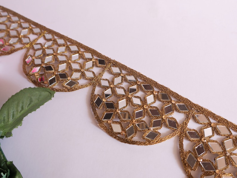 Hermoso borde de espejo festoneado marrón dorado, borde sari glamoroso, encaje indio de Bollywood, borde de costura diy para cinturones de cintura, piezas de cuello imagen 1