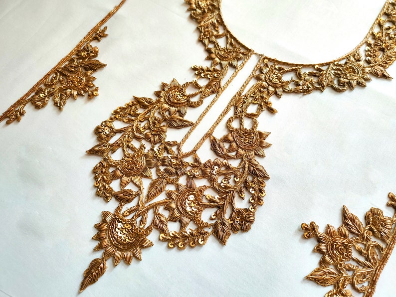 Escote bordado dorado antiguo coser en parche con mangas, parche Zardozi de latón indio para vestido diy traje sari costura Lehenga imagen 1