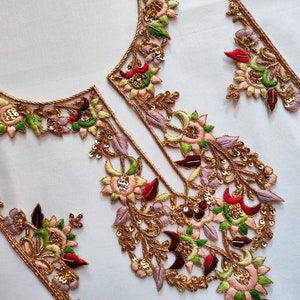 Può includere: Bordatura ricamata in oro con motivi floreali e fogliari in tonalità di verde, rosa, rosso e viola. La bordatura è perfetta per aggiungere un tocco di eleganza agli abiti o ai progetti di arredamento.