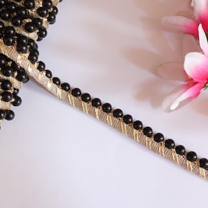 Può includere: Bordatura dorata con perline nere, un bordo decorativo per progetti di cucito o artigianato.