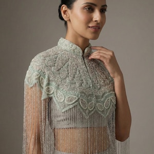 Jasnozielona, koralikowa peleryna ślubna: okrycie na ślub i wieczór