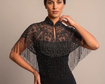 Capa nupcial negra con estampado paisley, perlas y flecos: Chaqueta corta para cubrirse en la boda.