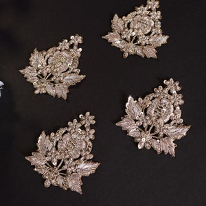 Guldfärgade Zardozi broderade applikationslappar: Indiska pärlblommor (set om 4)