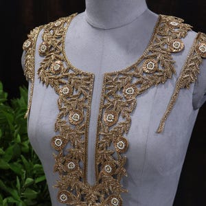 Parche bordado para escote con mangas: aplique indio Zardozi dorado