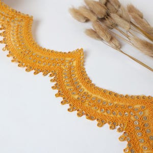 7 Meter hellgelbe Jakobsmuschel bestickte Pailletten-Spitze: Sari Borte (5,5 cm)