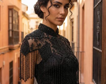 Capa de novia con flecos y perlas negras: encogimiento de hombros para bodas