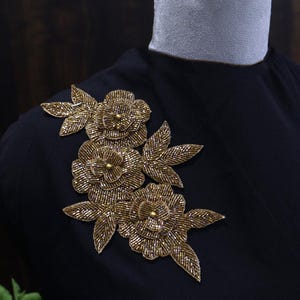 Aplique floral con cuentas doradas: parche indio bordado