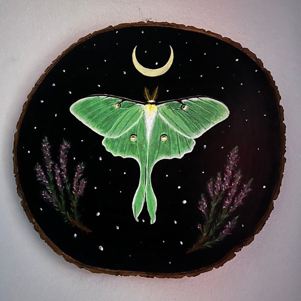 Luna moth / Actias luna / glow in the dark / common heather / witchcraft / acrylic painting on wood slice / handmade wall decor / home deco