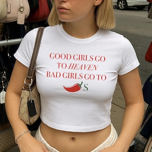 「いい子は天国へ行く」「悪い子はチリへ行く」Tシャツ、親友へのY2Kシャツ、ジョークギフト、グルメTシャツ、トレンドベビーTシャツ、クロップトップTシャツ