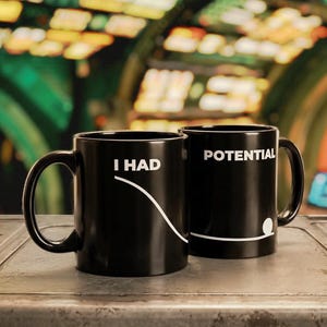 Puede incluir: Un letrero de madera rústica blanca con la palabra "Welcome" en un estilo manuscrito. El letrero tiene un aspecto envejecido y un elemento floral decorativo en una esquina.