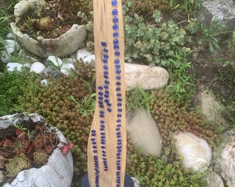 Stele aus Buchenholz mit Acrylkristallen auf Holzsockel, Gartenskulptur, Gartendeko, Balkondeko, Pflanendeko, Dekoration aus Holz