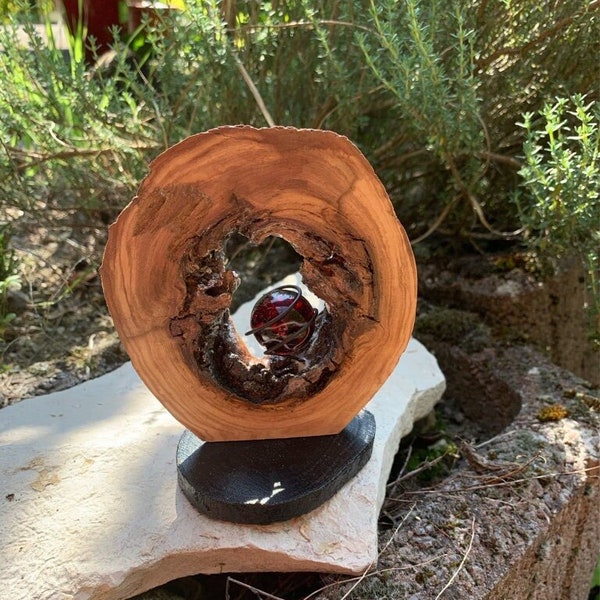 Holzring  aus Fundholz  mit roter Glasmurmel,  Einzelstück als Blickfang für die Fensterbank