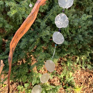 Windspiel Garten hängend aus Kiefernast und Muscheln Etsy