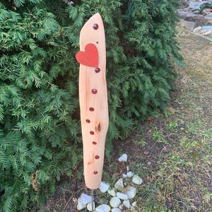 Stele aus Buchenholz mit Herz, Gartendekoration, Blumentopfstecker, Lichtcatcher, Terrassendekoration, Holzdekoration