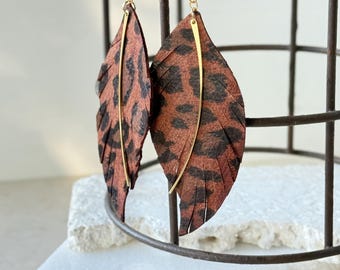 Leren verenoorbellen met luipaardprint, handgemaakte boho-hanger