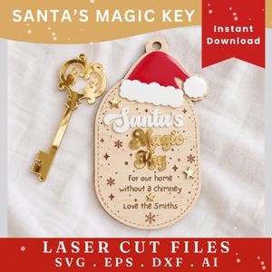 Puede incluir: Una llave decorativa dorada y una placa ovalada de madera clara con un gorro de Papá Noel rojo y blanco, estrellas doradas y copos de nieve. El texto dice: Santa's Magic Key, For our home without a chimney, Love the Smiths.