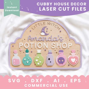Op de afbeelding: Een houten bord met de tekst "LITTLE WITCH" en "Amanda's POTION SHOP", een maansikkel en zes kleurrijke toverdrankflesjes. De flesjes zijn roze, taling, lichtgroen, lavendelkleurig en hartvormig, versierd met sterretjes en een schedel.