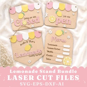 Könnte beinhalten: Vier Holzschilder für einen Limonadenstand mit rosa und gelben Bogenkanten, Zitronenmotiven und weißen Blumenakzenten. Die Schilder tragen die Aufschriften: Sorry we are closed, We are open, Andie & Theo's Lemonade Freshly Squeezed und Menu.
