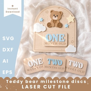 Pode incluir: Um conjunto de marcos de madeira cortada a laser com uma placa arqueada, um urso de peluche castanho, nuvens azul-claras e brancas e estrelas. O texto diz ONE MONTH OLD, ONE WEEKS OLD, TWO MONTHS OLD e TWO WEEKS OLD. Inclui ficheiros SVG, DXF, AI e EPS.