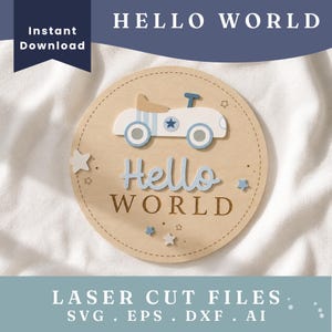 Può includere: Una targa circolare in legno con un design tagliato al laser di un'auto da corsa in stile vintage in bianco e azzurro. Il testo "Hello WORLD" è visualizzato al centro, circondato da piccole stelle. La targa include un bordo tratteggiato.
