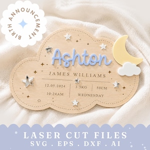 Puede incluir: Un letrero de madera para anuncio de nacimiento en forma de nube con el nombre Ashton en azul, una luna creciente amarilla y nubes blancas. El letrero incluye detalles grabados: James Williams, 12.05.2024, 3.3kg, 50cm, 10:24am, Wednesday.