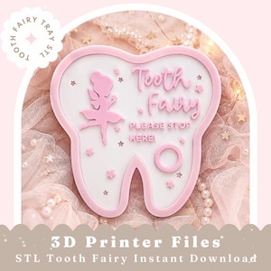 Può includere: Una targa a forma di dente con centro bianco e bordo rosa. Presenta la sagoma rosa di una fata, piccole stelle, il testo "Tooth Fairy PLEASE STOP HERE!" e un foro circolare. Il design è destinato alla stampa 3D.