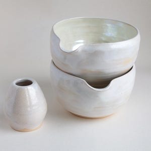 Juego de matcha Cuenco de cerámica hecho a mano concha blanca Chawan con pico y soporte para batidor