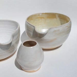 Juego de matcha Cuenco de cerámica hecho a mano concha blanca Chawan con pico y soporte para batidor
