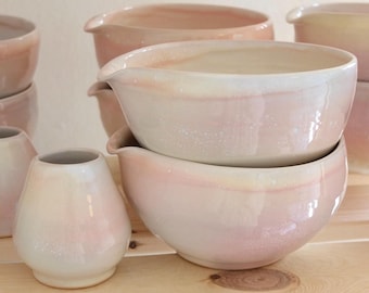 Juego de cuencos de matcha, decoración del hogar en tonos pastel arcoíris, cerámica hecha a mano, regalo japonés para ella.